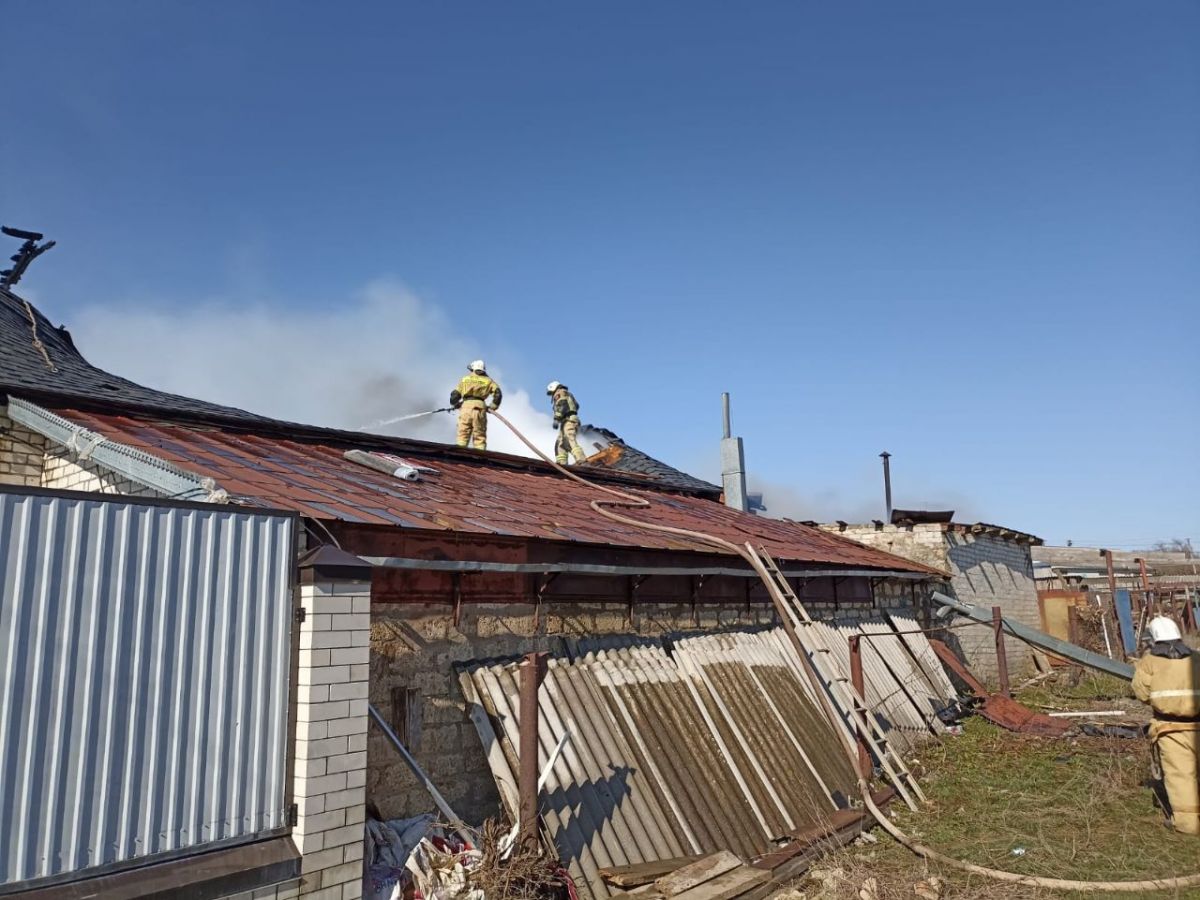В селе Покойном на Ставрополье произошел пожар в двухэтажном частном доме. Фото: ГУ МЧС России по СК.