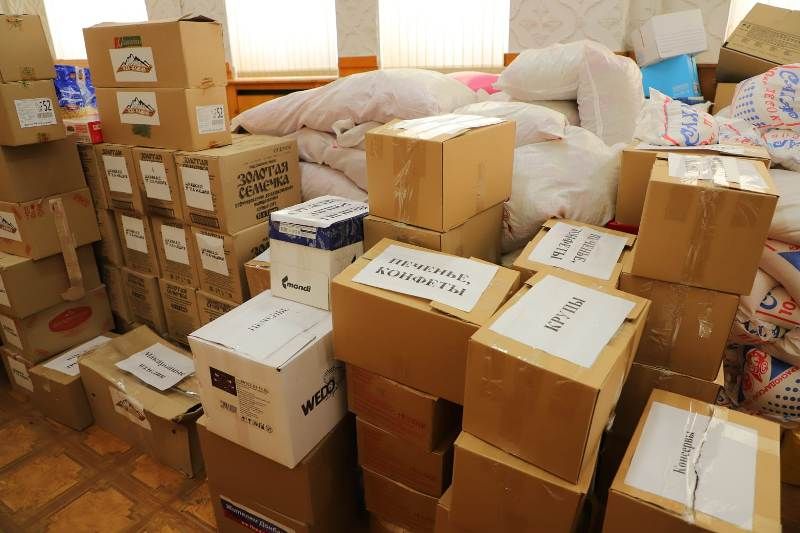 Гуманитарная помощь беженцам. Гуманитарка из одежда. Сбор гуманитарной помощи баннер. Сбор гуманитарной помощи. Надписи на коробках с гуманитарной помощью.