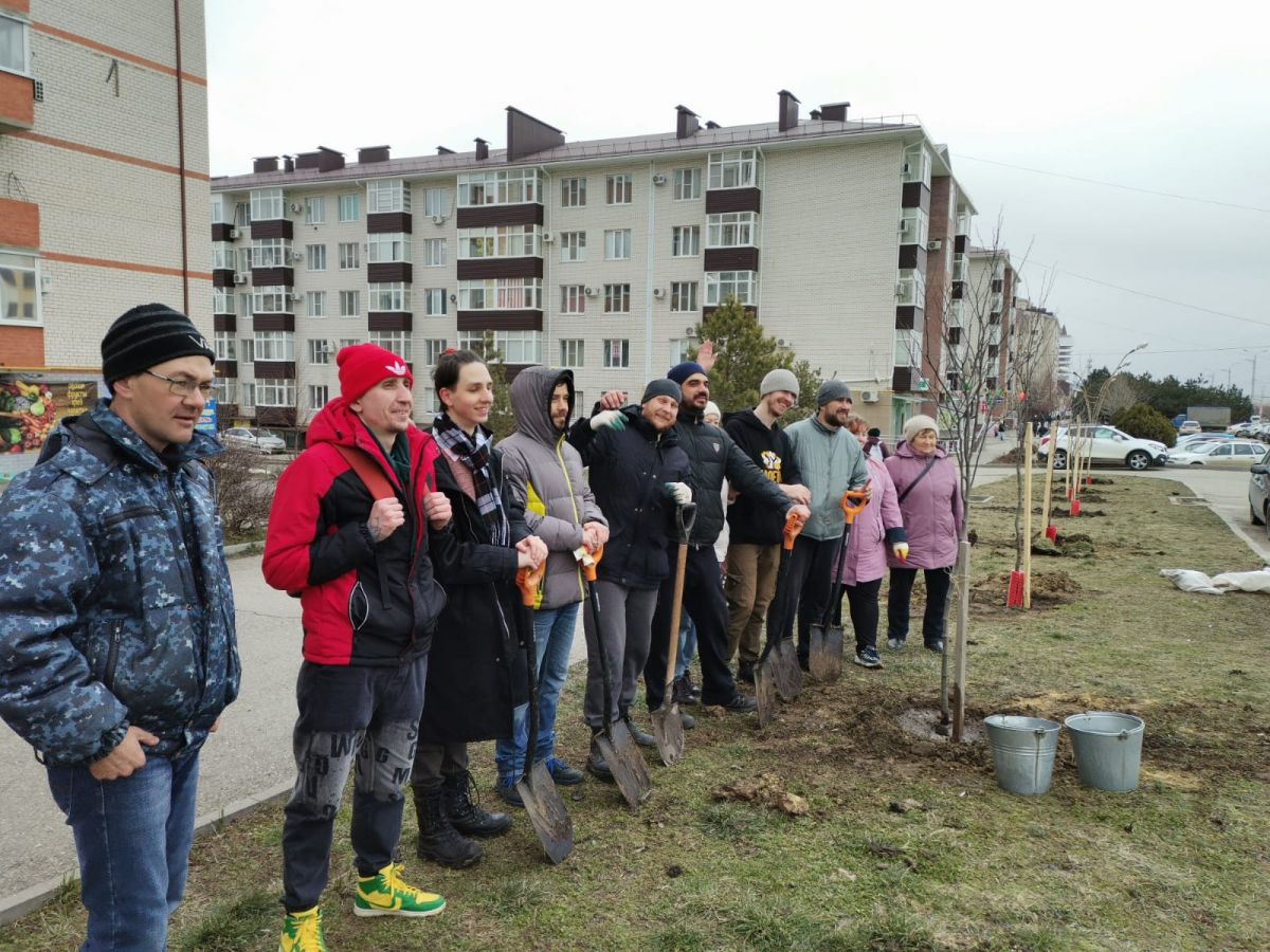 В Ставрополе жильцы домов озеленяют внутриквартальные территории |  29.03.2022 | Ставрополь - БезФормата