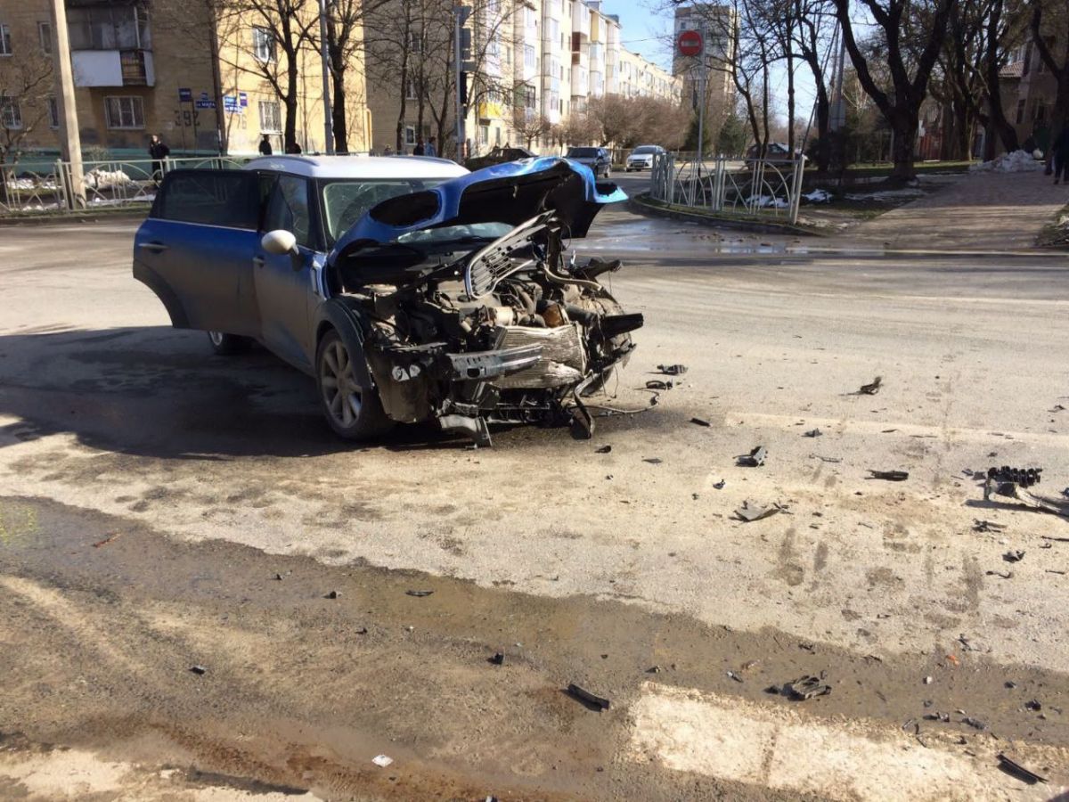 Два автомобиля столкнулись в Ставрополе на перекрестке Мира-Краснофлотская  - АТВмедиа