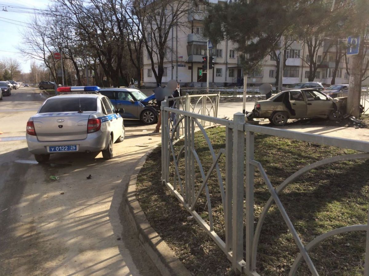 Два автомобиля столкнулись в Ставрополе на перекрестке Мира-Краснофлотская. Фото: УГИБДД по СК. Два автомобиля столкнулись в Ставрополе на перекрестке Мира-Краснофлотская. Фото: УГИБДД по СК.