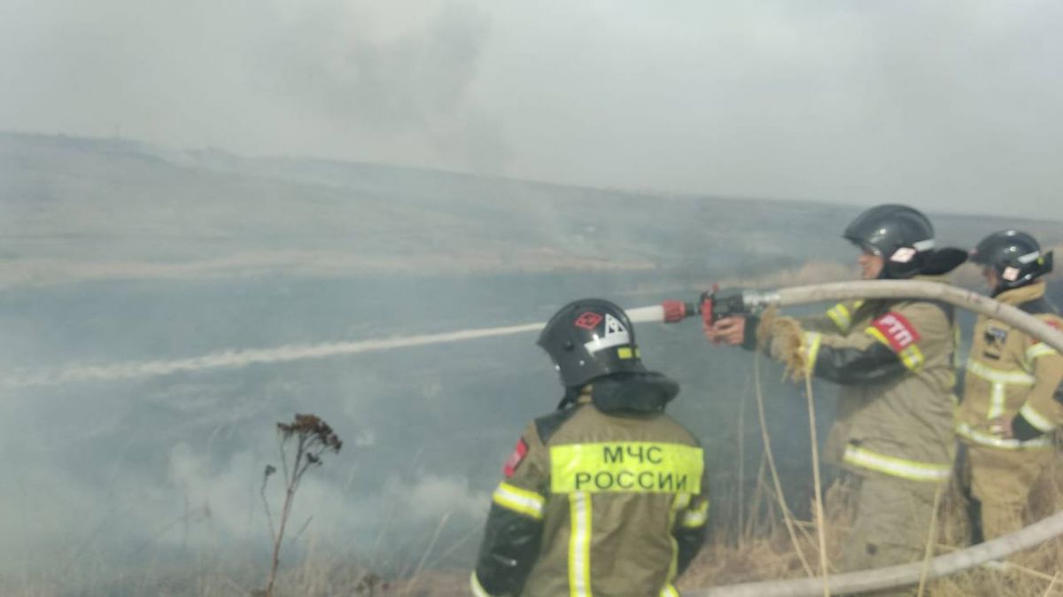 В Ставрополе случился ландшафтный пожар в районе СНТ Зорька. Фото: ГУ МЧС России по СК. В Ставрополе случился ландшафтный пожар в районе СНТ Зорька. Фото: ГУ МЧС России по СК.