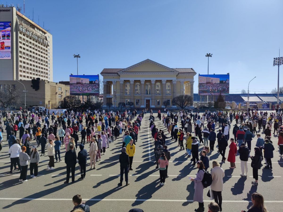 Всемирный день здоровья в Ставрополе встретили утренней зарядкой в центре города. Фото: АТВмедиа