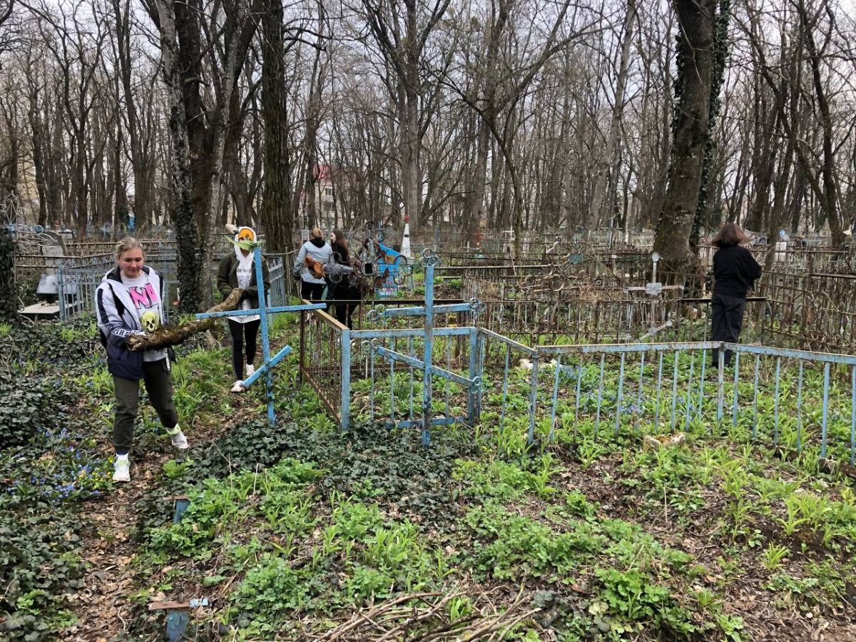 Даниловское кладбище в Ставрополе приводят в порядок к Пасхе | 08.04.2022 |  Ставрополь - БезФормата