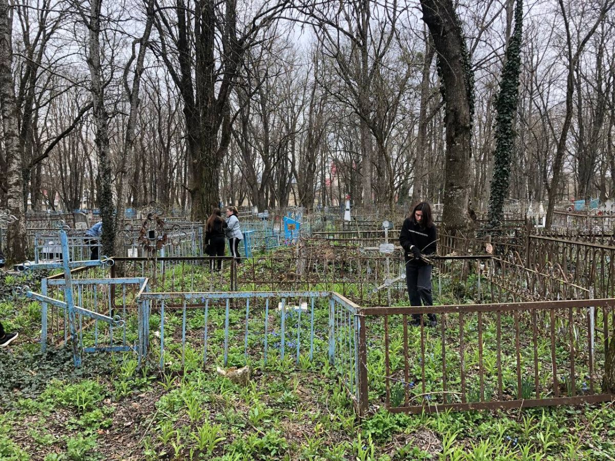 Даниловское кладбище в Ставрополе приводят в порядок к Пасхе - АТВмедиа