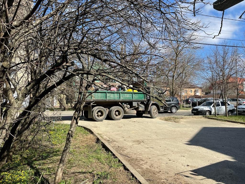 Из частного дома в Ставрополе вывезли 5 грузовиков мусора | 09.04.2022 |  Ставрополь - БезФормата