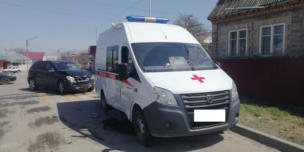 Машина скорой помощи перевернулась в результате ДТП в станице Ессентукской. Фото: УГИБДД по СК.