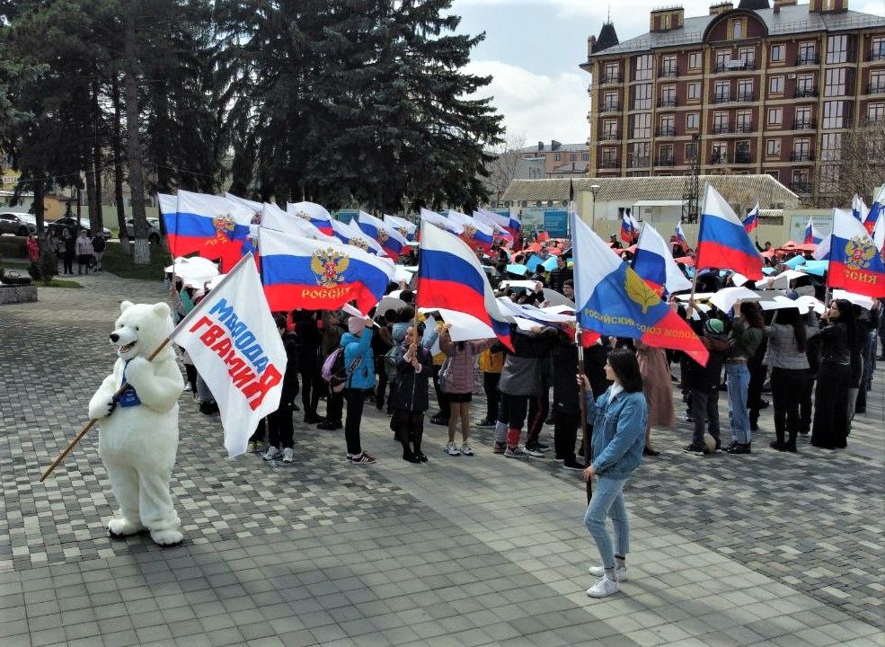 В Предгорье около 300 человек выстроились на площади в форме космической ракеты. Фото: пресс-служба регионального отделения политической партии "Единая Россия"
