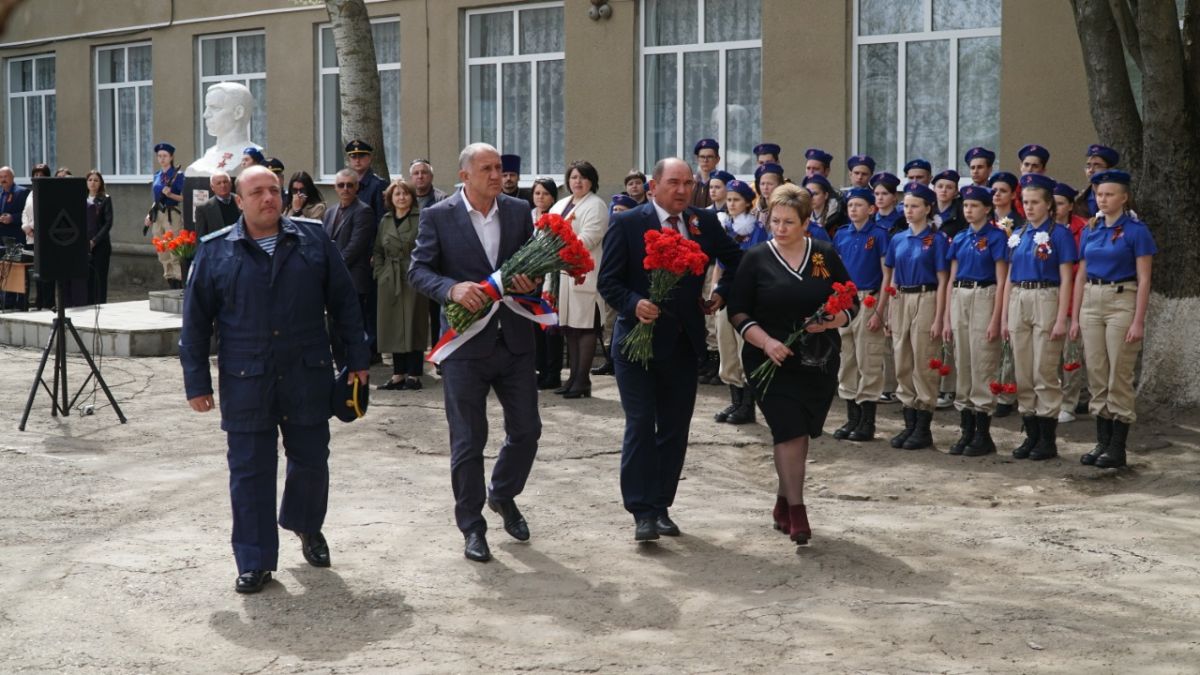 Памятную доску в честь погибшего на Украине военного открыли на Ставрополье. Фото: пресс-служба Думы Ставропольского края