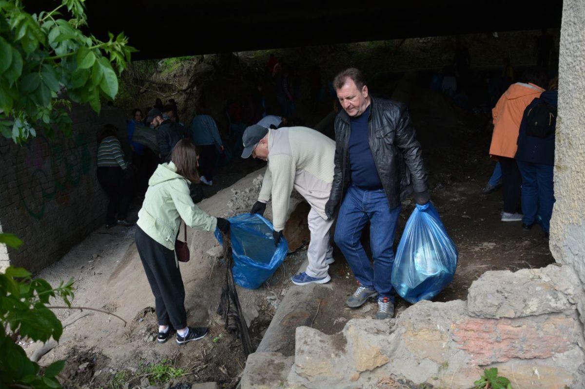 Около 10 тысяч жителей Ставрополя приняли участие в общегородском субботнике. Фото: t.me/iiulyanchenko Около 10 тысяч жителей Ставрополя приняли участие в общегородском субботнике. Фото: t.me/iiulyanchenko