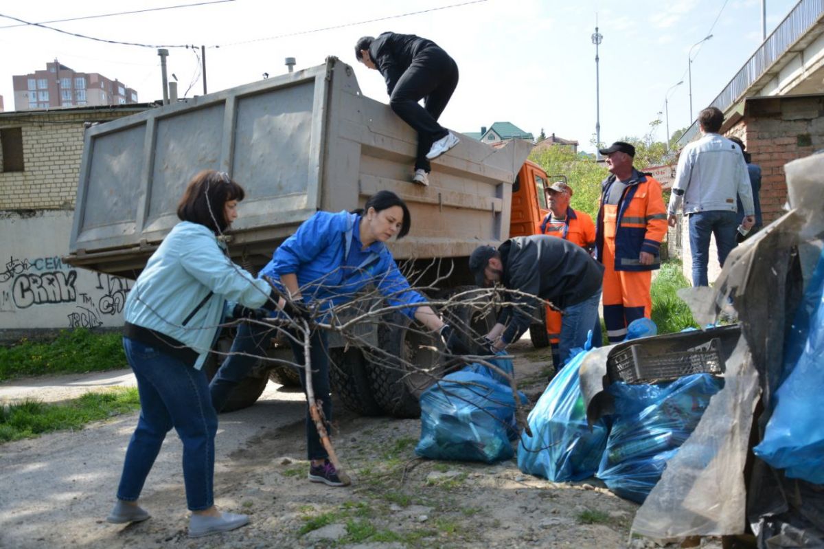 Около 10 тысяч жителей Ставрополя приняли участие в общегородском субботнике. Фото: t.me/iiulyanchenko Около 10 тысяч жителей Ставрополя приняли участие в общегородском субботнике. Фото: t.me/iiulyanchenko