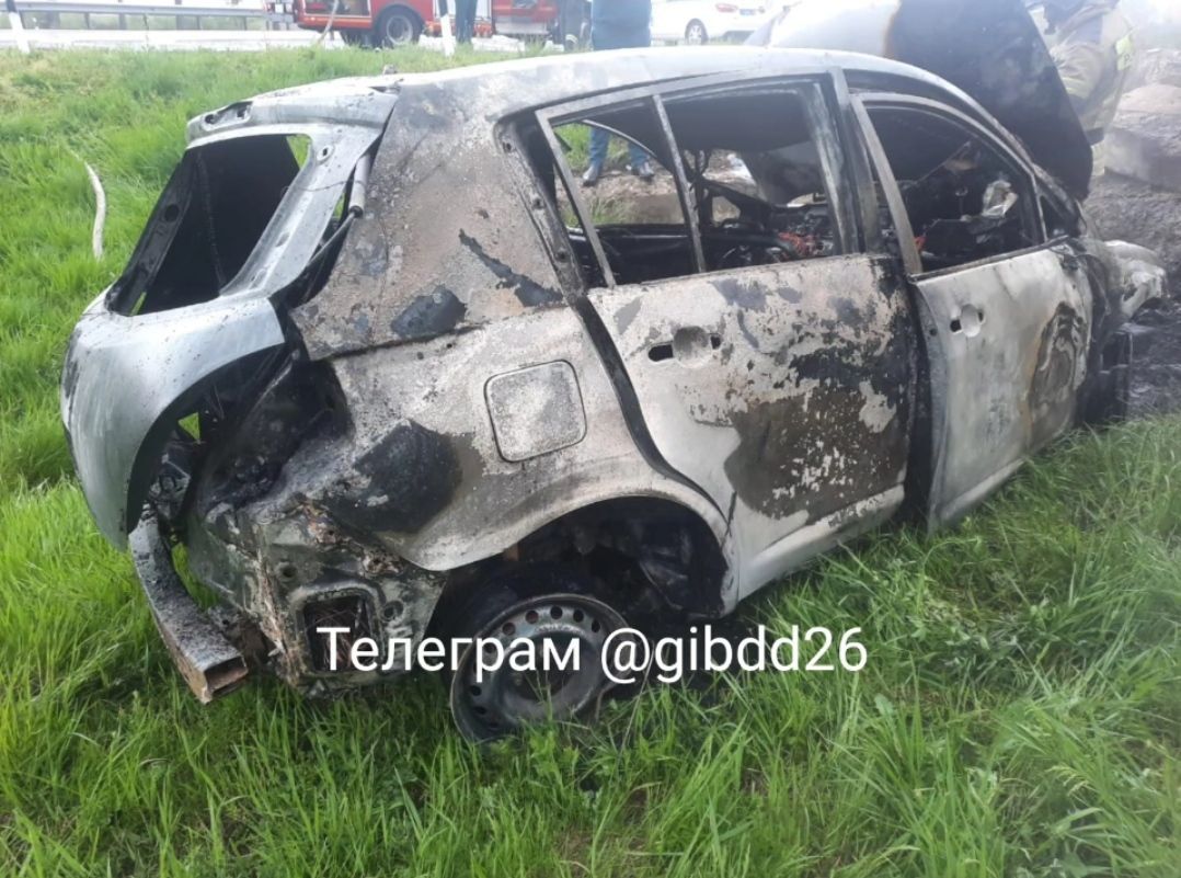 Вблизи Ставрополя автомобиль съехал в кювет и загорелся. Фото: УГИБДД по СК Вблизи Ставрополя автомобиль съехал в кювет и загорелся. Фото: УГИБДД по СК
