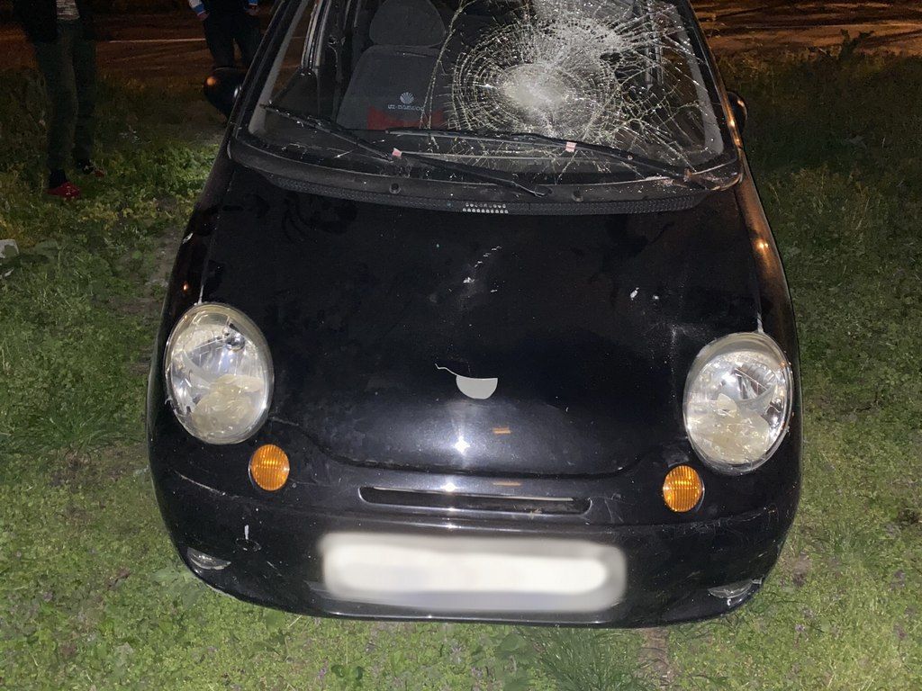Житель Георгиевска разбил камнем фары авто знакомой