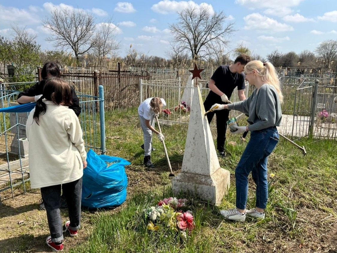 добровольцы ухаживают за могилой героя Великой Отечественной войны