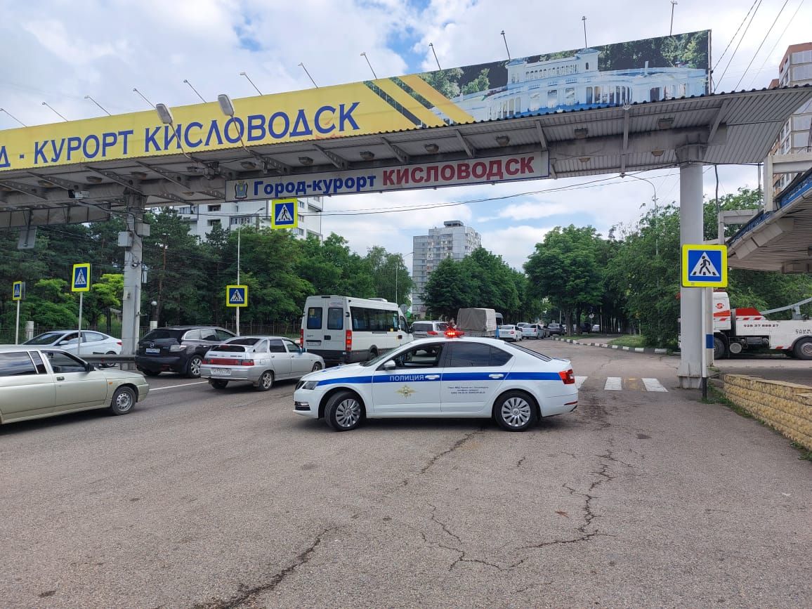 Сотрудники ГИБДД в Кисловодске вместе с юными инспекторами вручили  водителям магнитные открытки - АТВмедиа