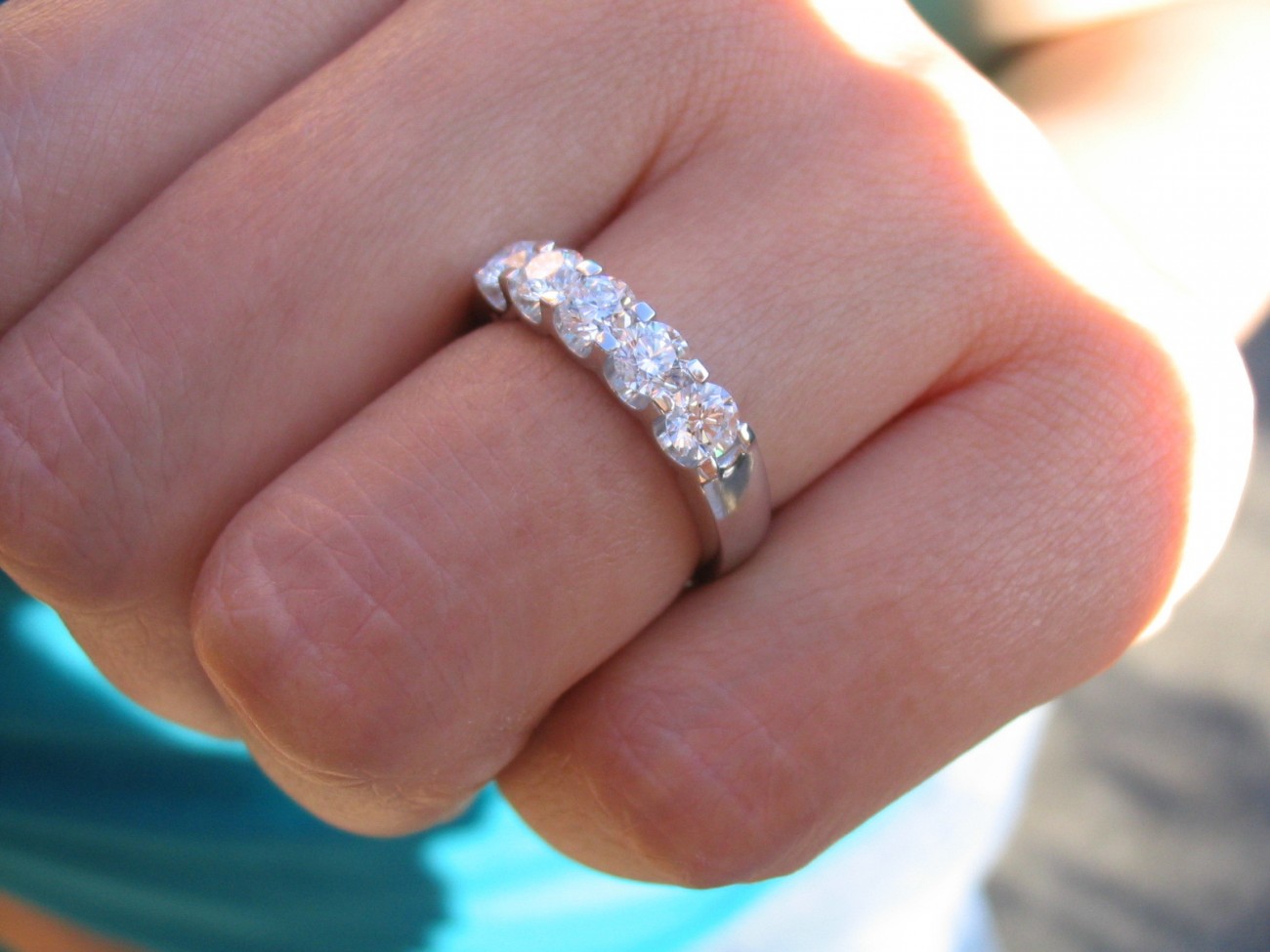 Кольцо с бриллиантом на пальце девушки