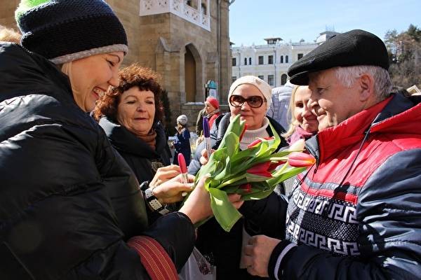 В Кисловодске женщинам раздали 400 тюльпанов