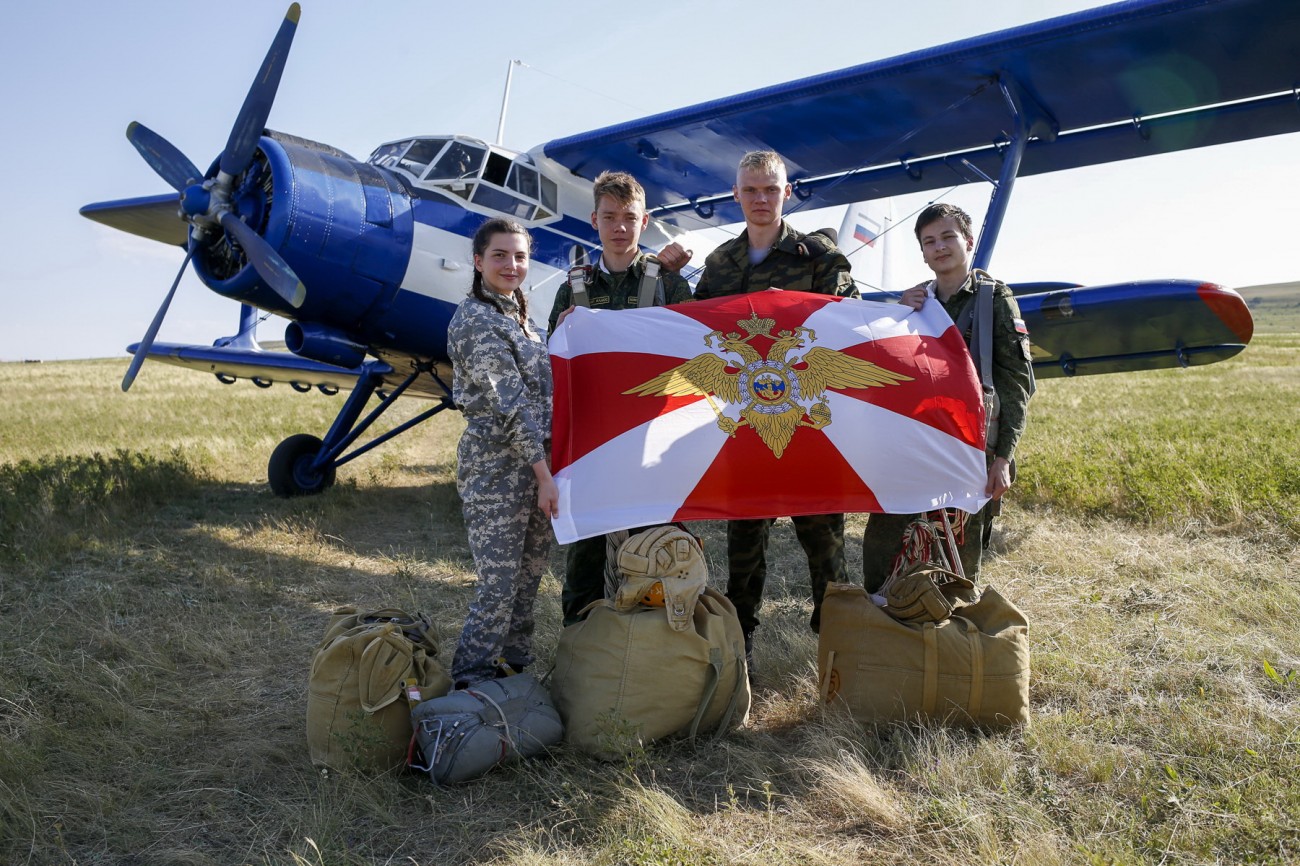 Ставропольские кадеты прыгнули с парашютом с высоты 800 метров Ставропольские кадеты прыгнули с парашютом с высоты 800 метров