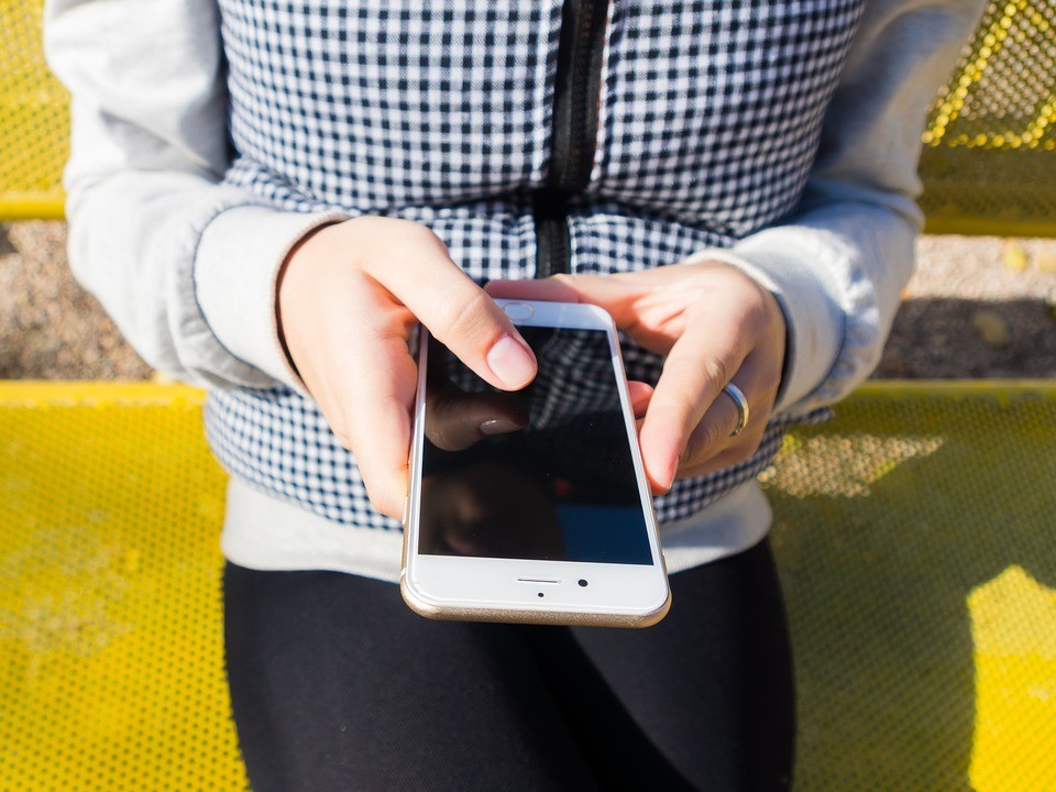 Сотрудница изолятора пронесла телефон осужденному в Пятигорске Сотрудница изолятора пронесла телефон осужденному в Пятигорске