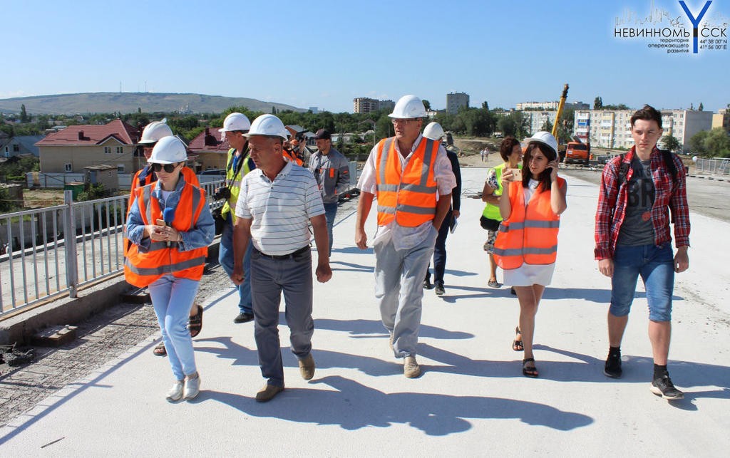 "Критикам" наглядно показали ход строительства нового путепровода в Невинномысске "Критикам" наглядно показали ход строительства нового путепровода в Невинномысске