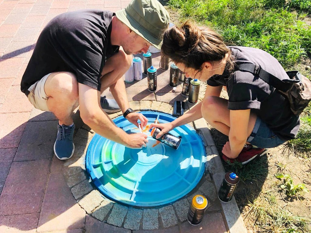 Вместо мольбертов невинномысские художники используют люки Вместо мольбертов невинномысские художники используют люки