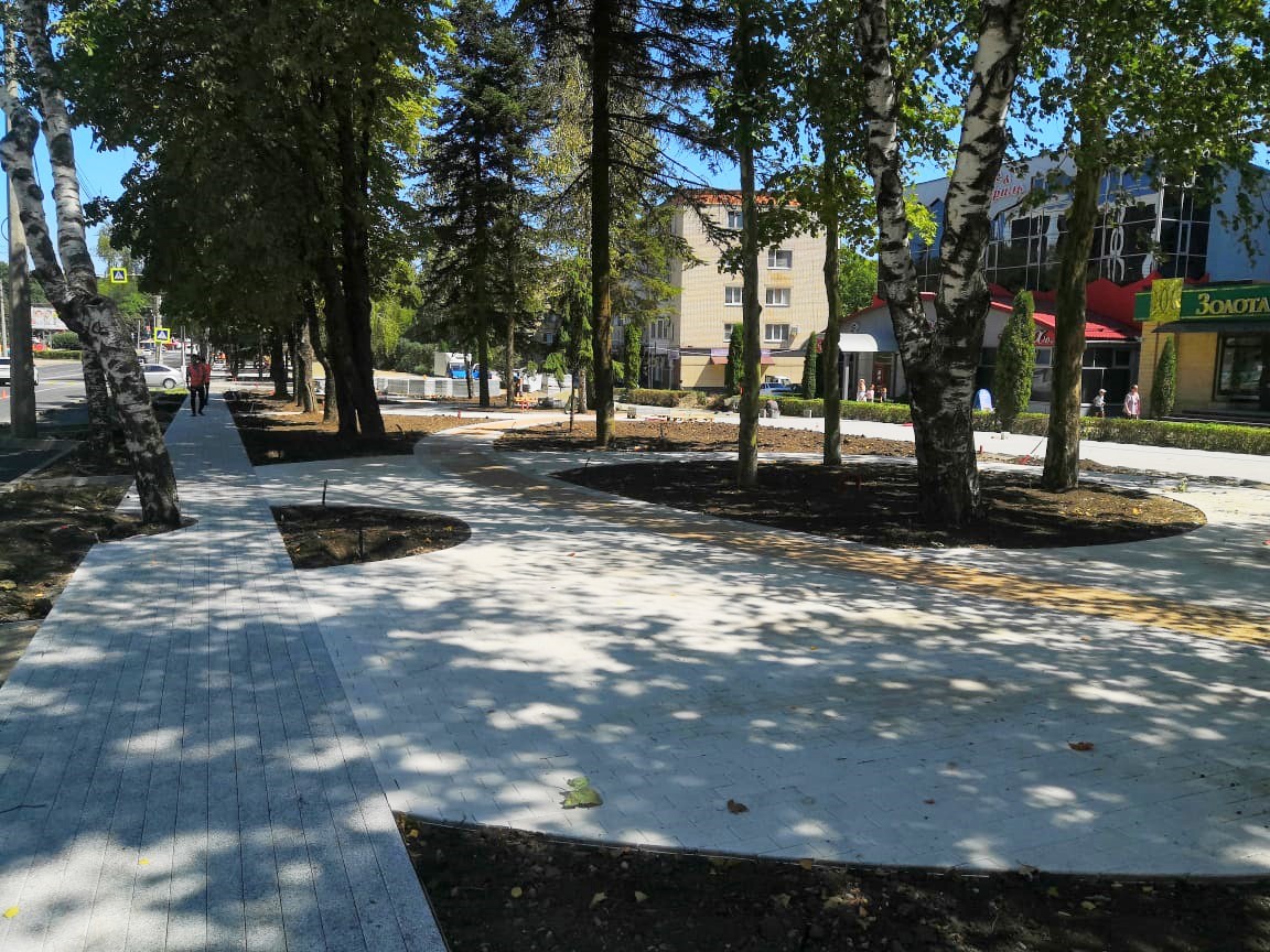 На проспекте Юности и улице 50 лет ВЛКСМ завершается обустройство скверов