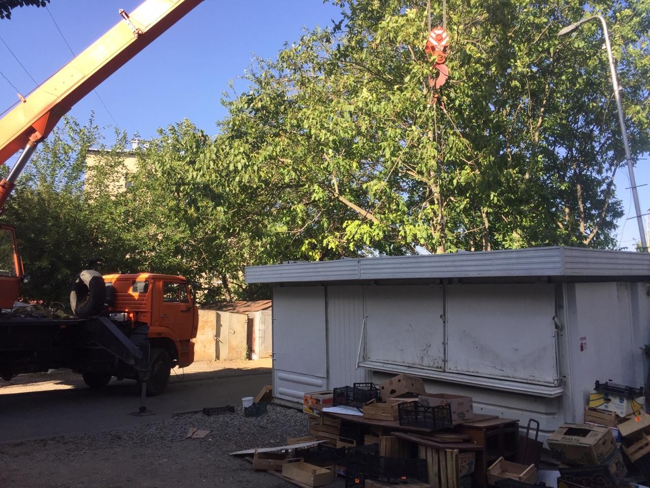 В Железноводске снесли незаконный ларек В Железноводске снесли незаконный ларек