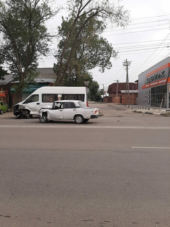 В Невинномысске легковушка столкнулась с маршруткой