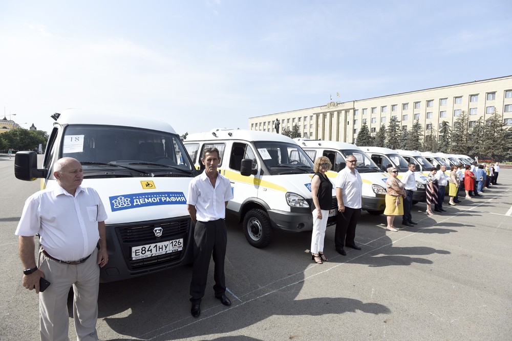 Ставропольские центры соцобслуживания получили новые машины Ставропольские центры соцобслуживания получили новые машины