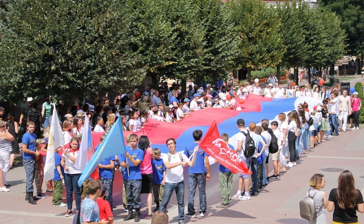 В Кисловодске развернули 25-метровый триколор