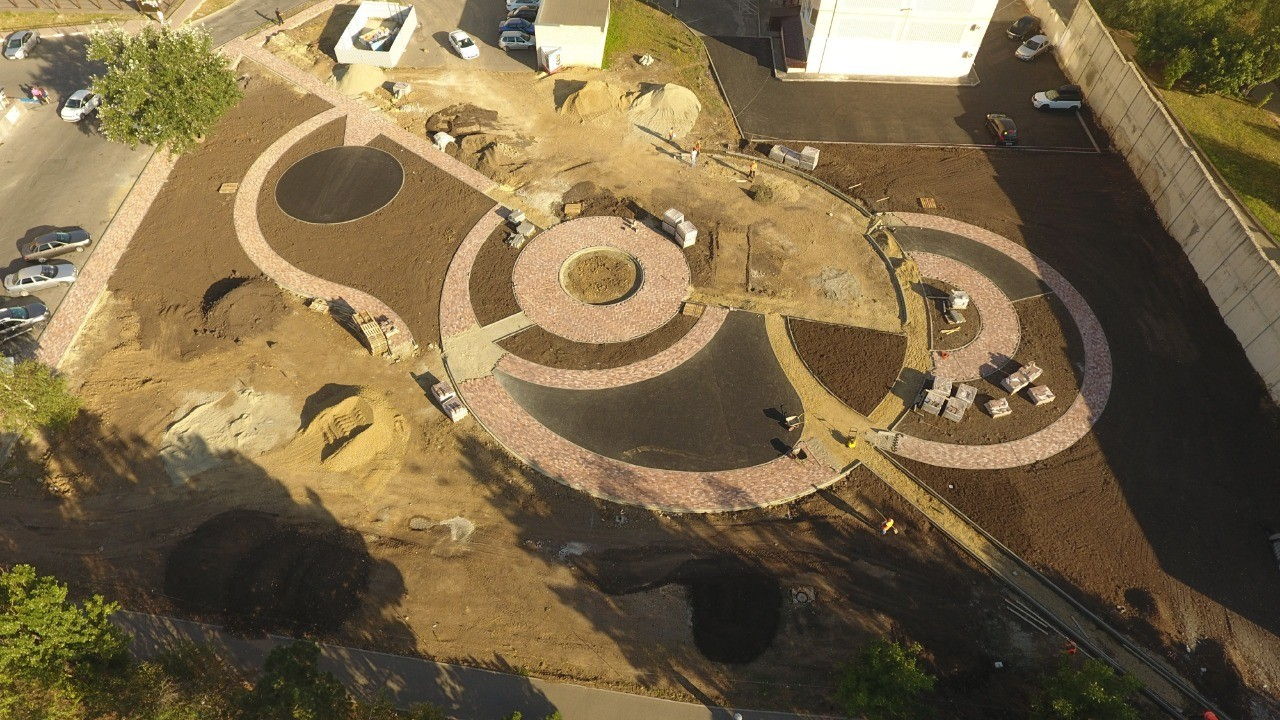 Сквер на проспекте Кулакова в Ставрополе продолжают благоустраивать