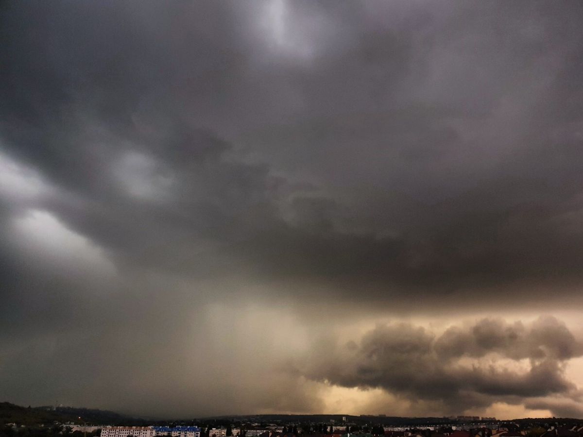 В Ставрополе из-за сильного дождя затопило улицы В Ставрополе из-за сильного дождя затопило улицы