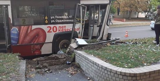 В Ставрополе троллейбус врезался в кирпичный парапет В Ставрополе троллейбус врезался в кирпичный парапет