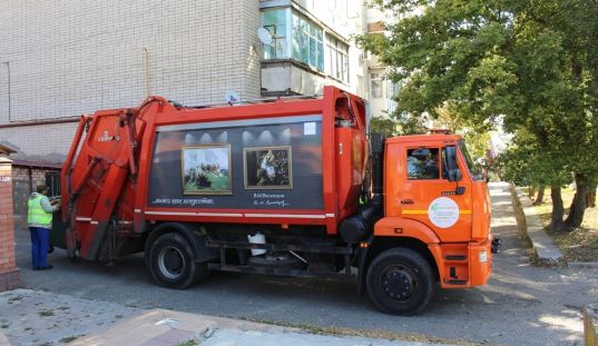 Мусоровозы с картинами художников ездят по Ставрополю