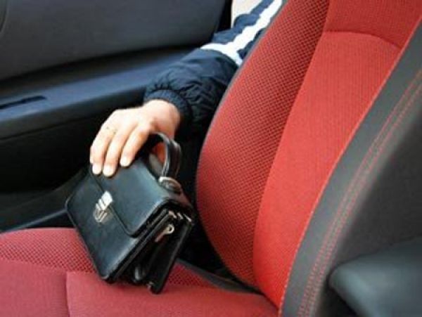 На Ставрополье молодой человек украл деньги из чужой машины
