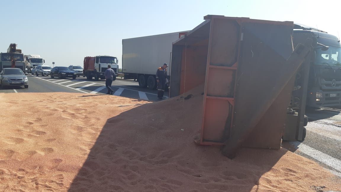 В Ставрополе перевернулся грузовик с зерном В Ставрополе перевернулся грузовик с зерном