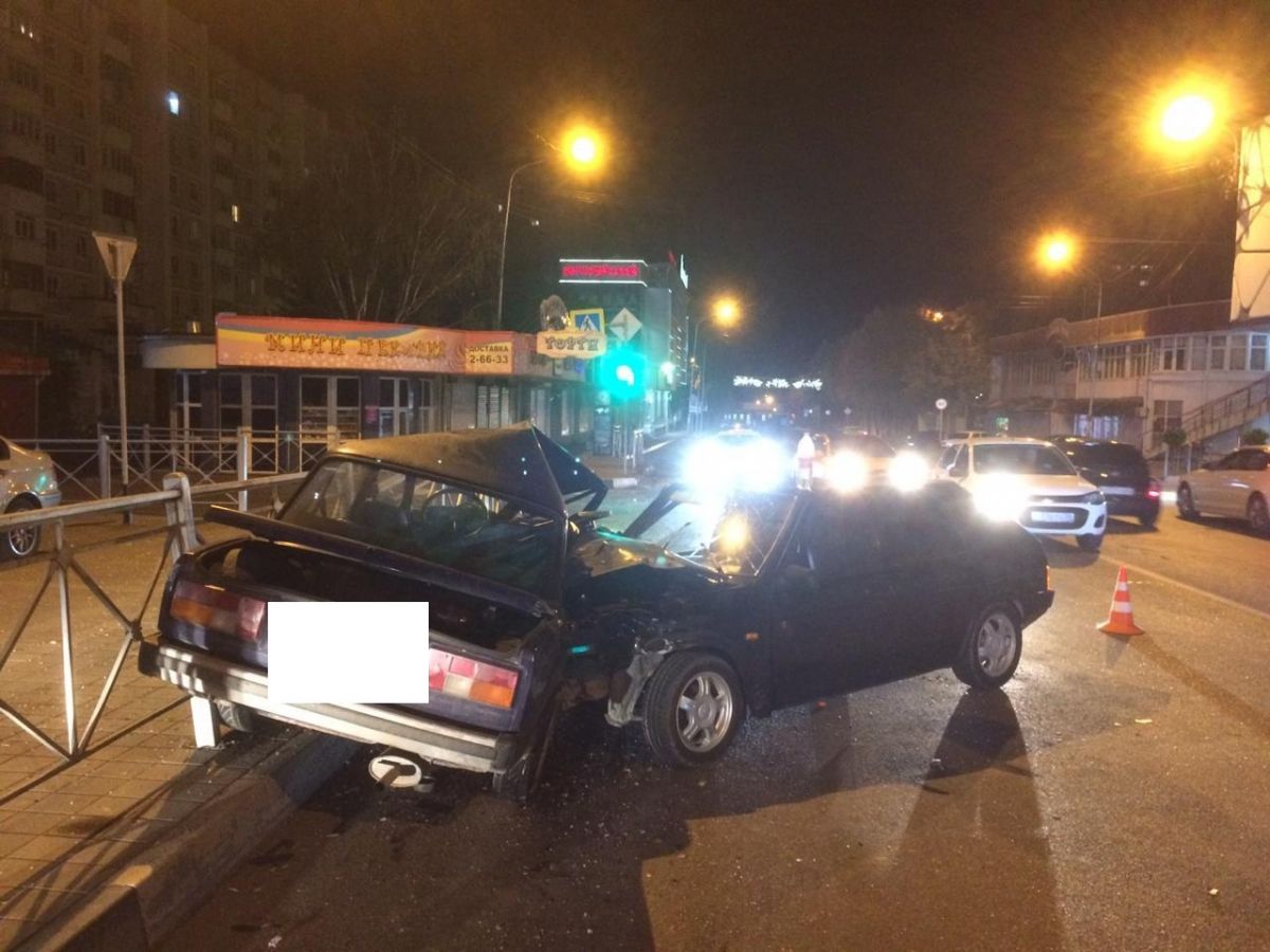 В Кисловодске на дороге столкнулись две легковушки