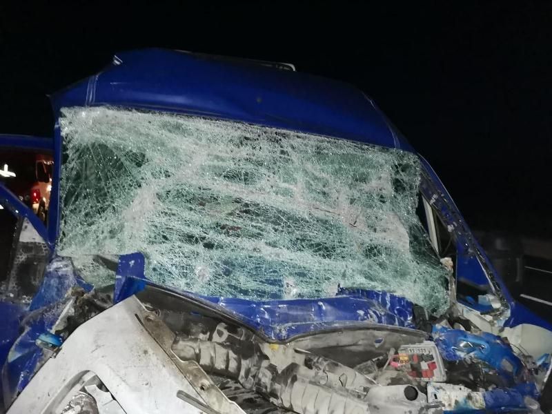 Микроавтбус врезался на ходу в "КАМАЗ" на Ставрополье Микроавтбус врезался на ходу в "КАМАЗ" на Ставрополье