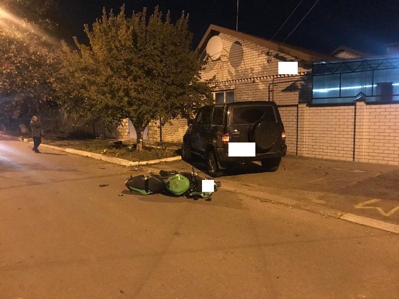 В Ессентуках мотоциклист врезался в дерево и внедорожник