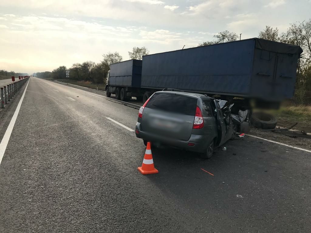 Подростки пострадали в столкновении "Приоры" и "КАМАЗа" на Ставрополье Подростки пострадали в столкновении "Приоры" и "КАМАЗа" на Ставрополье
