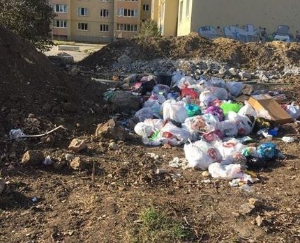 В Михайловске у многоэтажки устроили свалку В Михайловске у многоэтажки устроили свалку