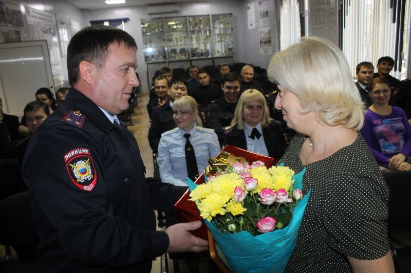 На Ставрополье наградили учительницу за спасение детей от мужчины с ножом На Ставрополье наградили учительницу за спасение детей от мужчины с ножом