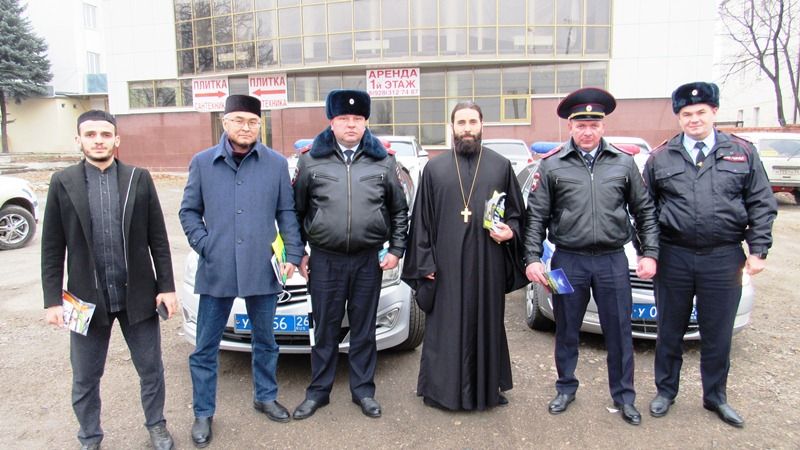 На дороги Пятигорска вышли представители духовенства На дороги Пятигорска вышли представители духовенства