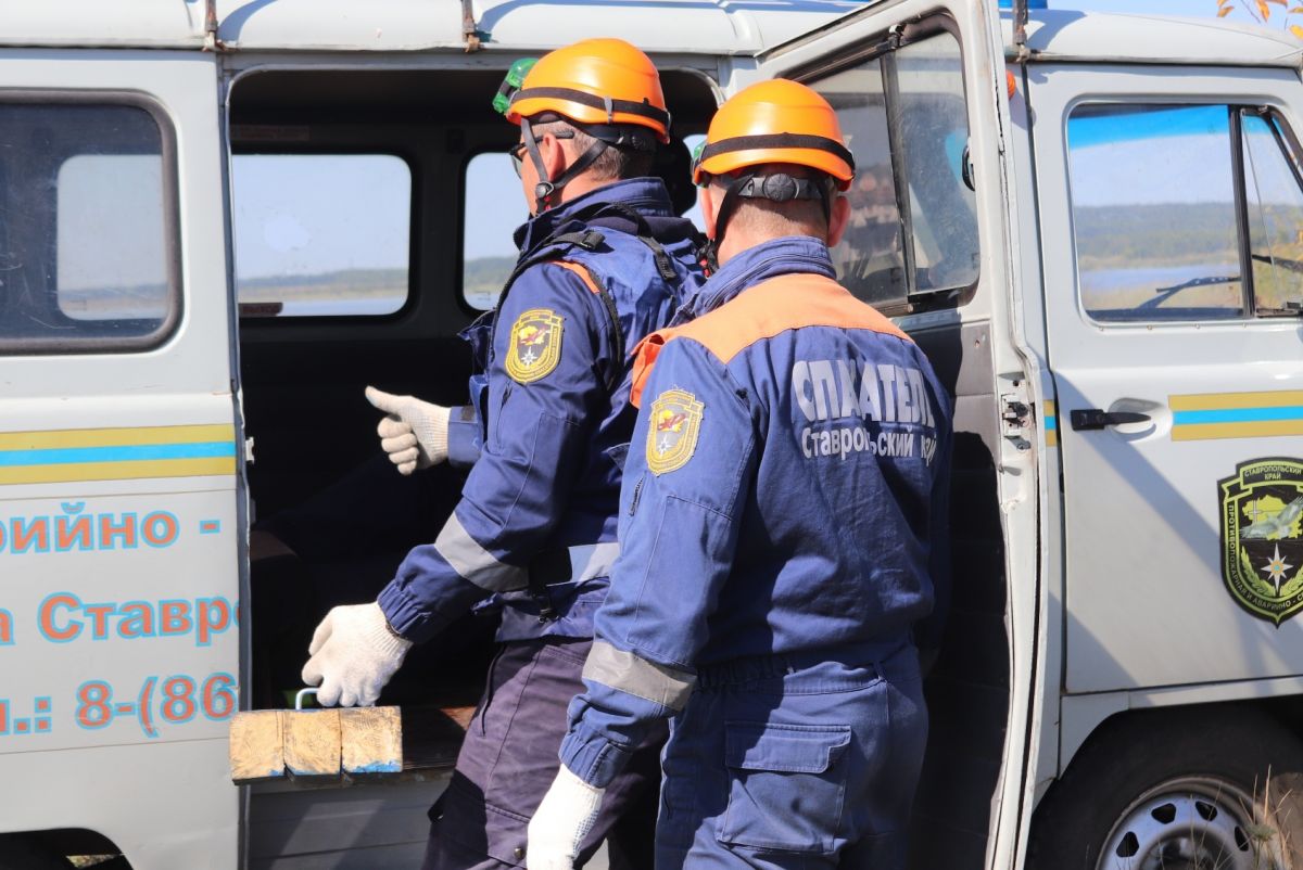 Легковушка упала в канал на Ставрополье Легковушка упала в канал на Ставрополье