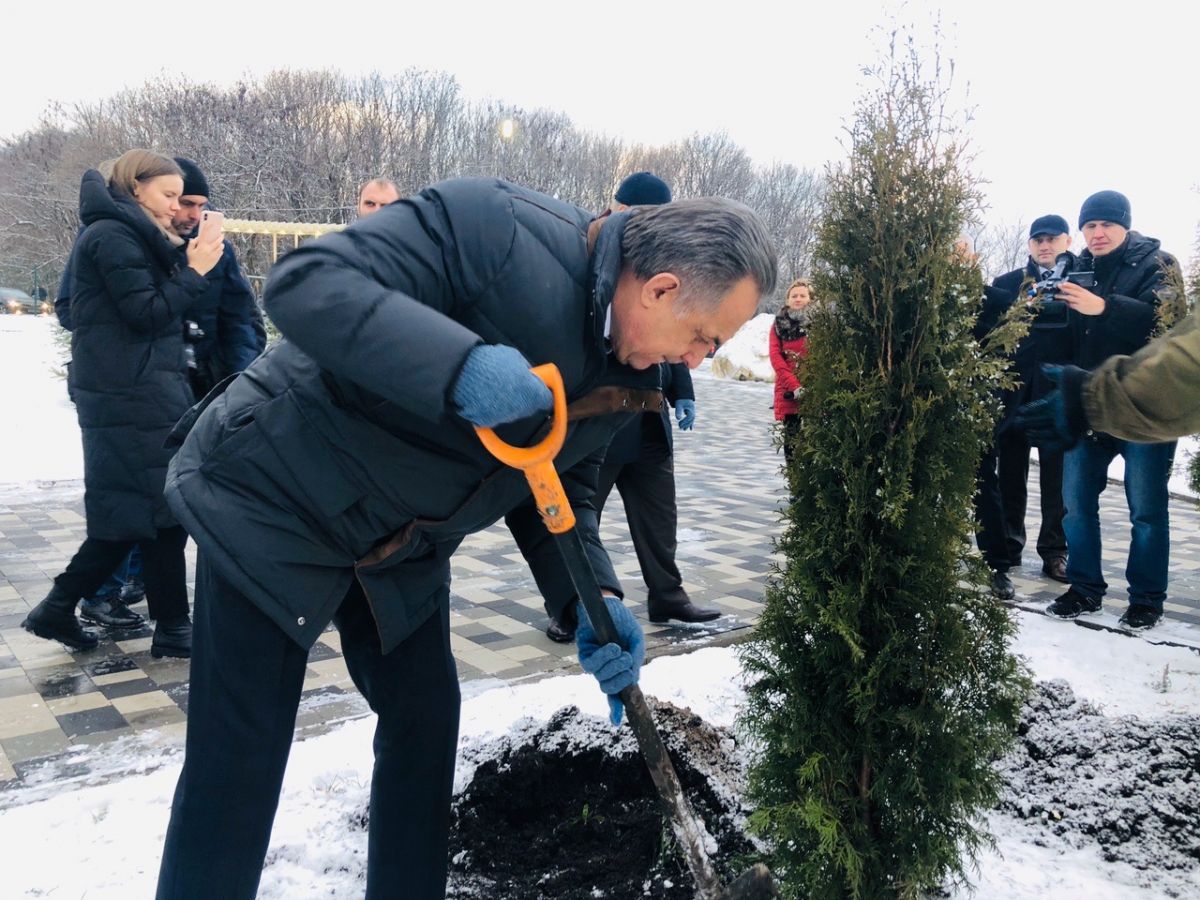 В Железноводске озеленяют «Комсомольскую поляну» В Железноводске озеленяют «Комсомольскую поляну»