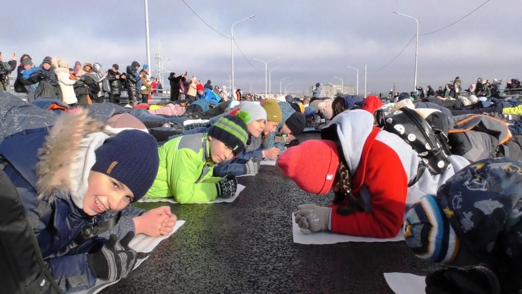 Более 4500 невинномыссцев установили мировой рекорд по планке Более 4500 невинномыссцев установили мировой рекорд по планке