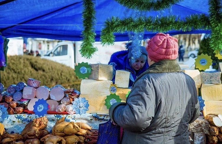 На новогодней ярмарке в Невинномысске разыграли сладкие подарки На новогодней ярмарке в Невинномысске разыграли сладкие подарки