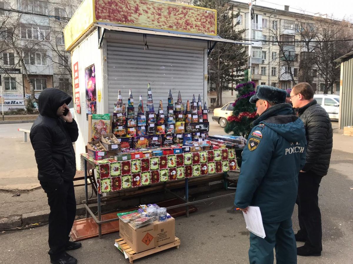 В Ессентуках убирают незаконные точки с пиротехникой В Ессентуках убирают незаконные точки с пиротехникой
