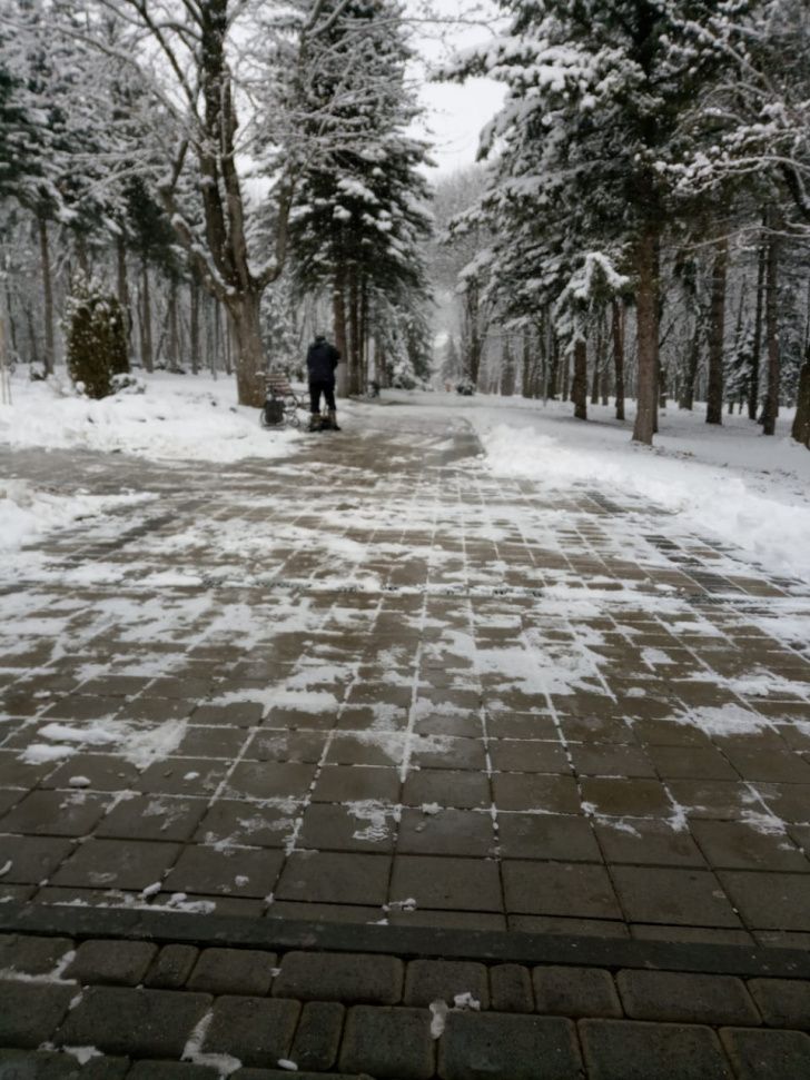 Последствия ночного снегопада устраняют в Ессентуках Последствия ночного снегопада устраняют в Ессентуках