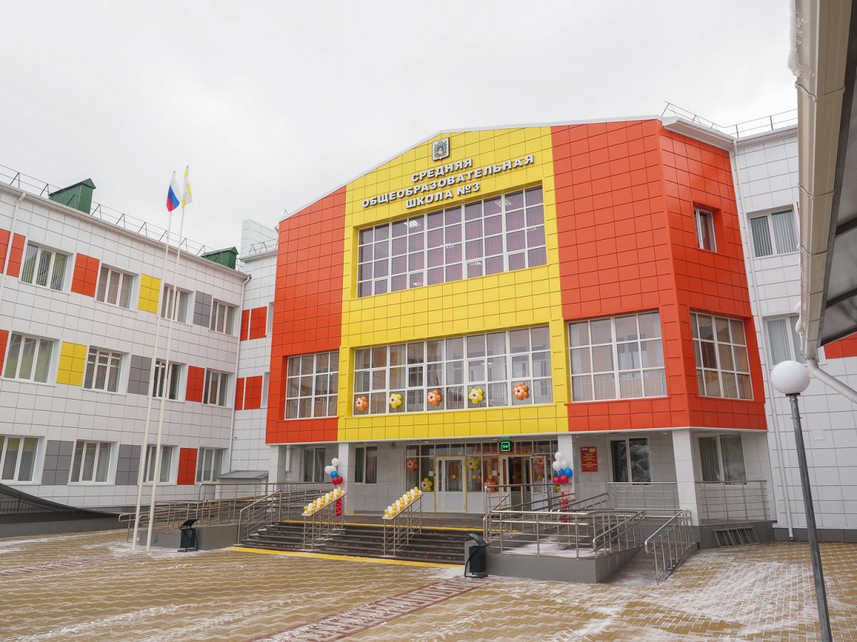В поселке Мирный открыли новую школу В поселке Мирный открыли новую школу